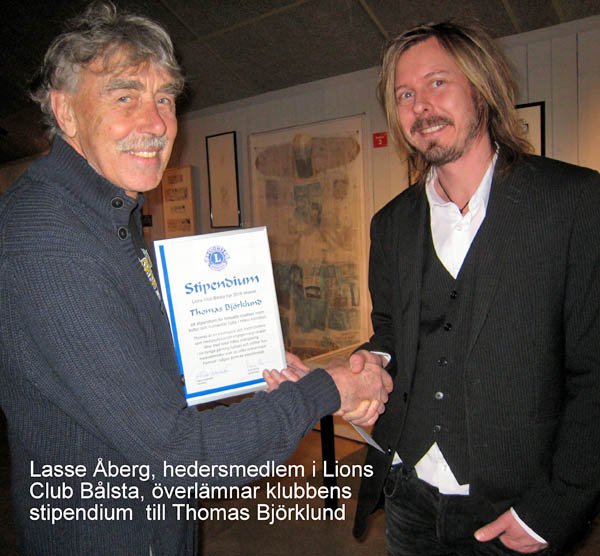 Lasse Åberg, hedersmedlem i Lions Club Bålsta, överlämnar klubbens stipendium till Thomas Björklund | Foto: Lions Club Bålsta
