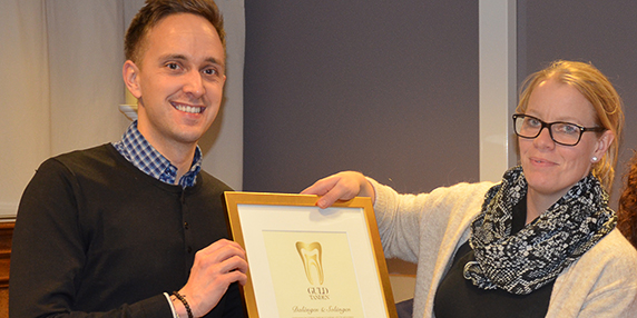 Enhetschef Matilda Norell tar emot diplom | Foto: Håbo kommun