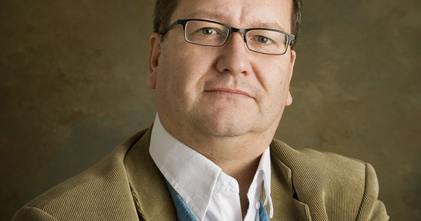 Moderator under debatten är Stig-Björn Ljunggren, statsvetare och samhällsdebattör. 
