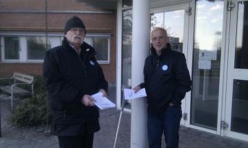 Bo Johnson och Ralph Abrahamsson delar ut flygblad den 2/5. | Foto: Nils-Åke Mårheden