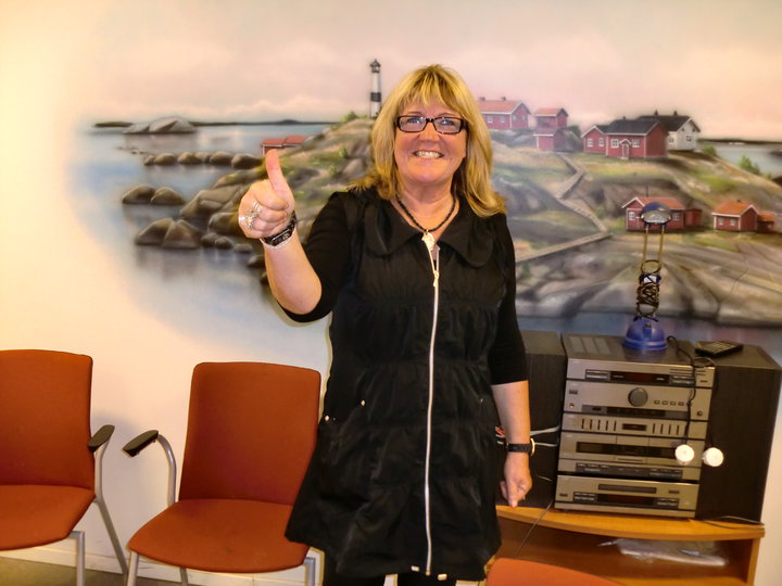 En glad Agneta Hägglund under Valvakan | Foto: Ulla Hedman