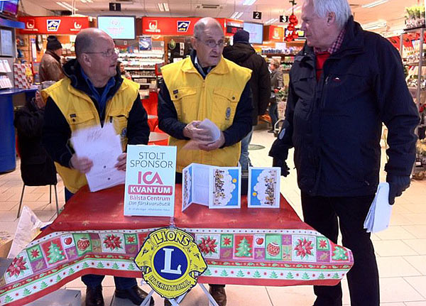 Lions säljer julkort vid ICA förra året | Foto: Attila Gal