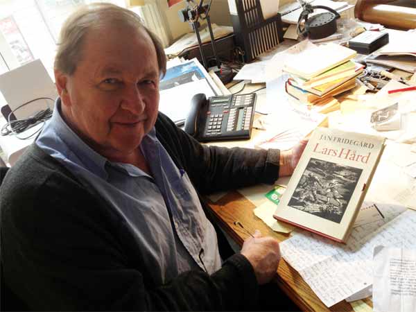 Roy Andersson vid sitt skrivbord med Jan Fridegårds roman "Lars Hård" |  Foto: Frida Henriksson 